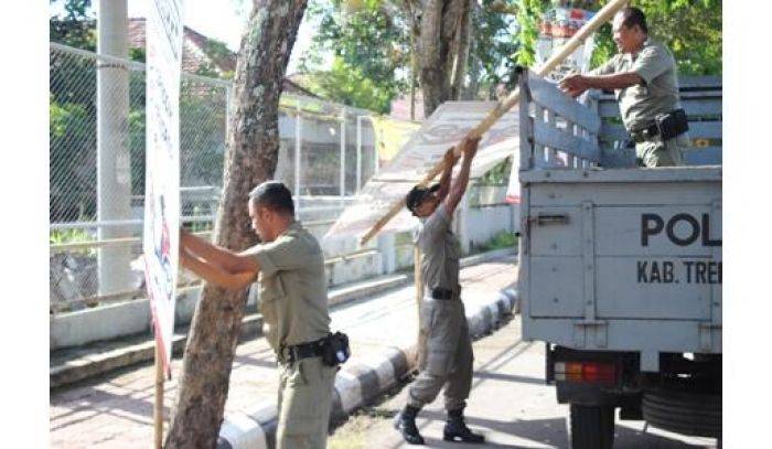 Puluhan Papan Reklame Tak Berizin di Trenggalek Dibongkar Satpol PP