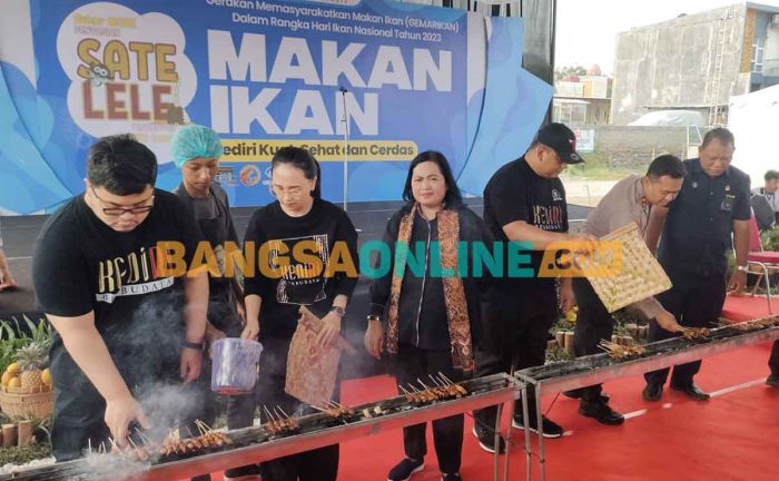 Bupati Kediri Sabet Piagam Penghargaan Rekor Muri Sajian Sate Lele Terbanyak Bupati Kediri Sabet Piagam Penghargaan Rekor Muri Sajian Sate Lele Terbanyak