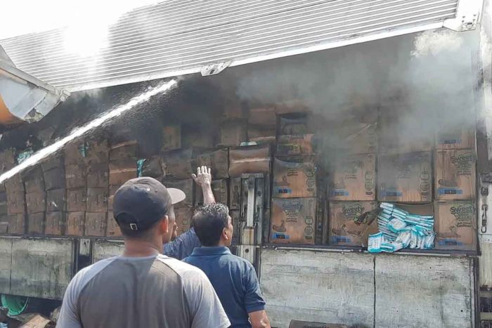 Diduga Alami Korsleting pada Bagian Mesin, Sebuah Truk di Sidoarjo Terbakar