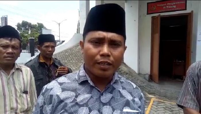 Warga Tuntut Kepastian Hukum Kasus Raskin Kades Larangan Tokol Pamekasan Warga Tuntut Kepastian Hukum Kasus Raskin Kades Larangan Tokol Pamekasan
