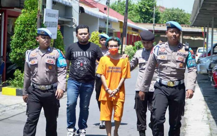 Pelaku Pelemparan Bom Molotov ke Pos Lantas Pandaan Ditangkap Polres Pasuruan Pelaku Pelemparan Bom Molotov ke Pos Lantas Pandaan Ditangkap Polres Pasuruan
