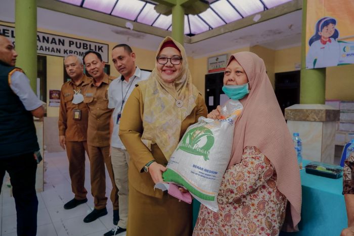 Wabup Gresik Salurkan Bantuan Pangan dari Badan Pangan Nasional di Kelurahan Kroman Wabup Gresik Salurkan Bantuan Pangan dari Badan Pangan Nasional di Kelurahan Kroman