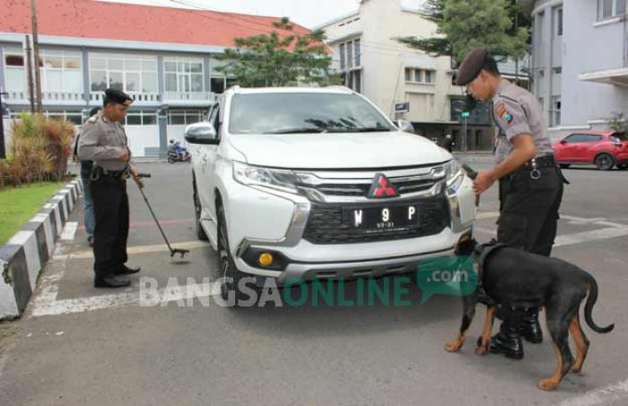 Polrestabes Surabaya Perketat Keamanan di Mako Pasca Teror Bom di Arjuna Bandung Polrestabes Surabaya Perketat Keamanan di Mako Pasca Teror Bom di Arjuna Bandung