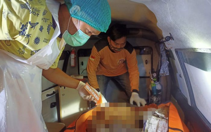 Mayat Perempuan Ditemukan Mengapung di Sungai Bakalan Sidoarjo Mayat Perempuan Ditemukan Mengapung di Sungai Bakalan Sidoarjo