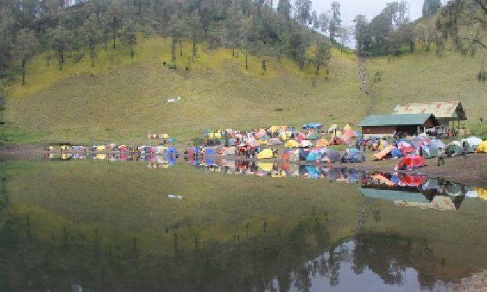 Ribuan Orang Antre Mendaki Semeru, Sehari Dibatasi 500 Pendaki Ribuan Orang Antre Mendaki Semeru, Sehari Dibatasi 500 Pendaki