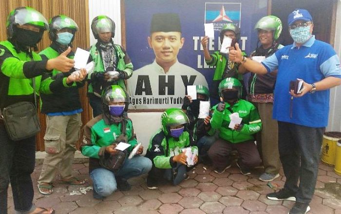 Ketua Demokrat Gresik Bagi Uang kepada Gojek untuk Ringankan Beban Dampak Covid-19 Ketua Demokrat Gresik Bagi Uang kepada Gojek untuk Ringankan Beban Dampak Covid-19