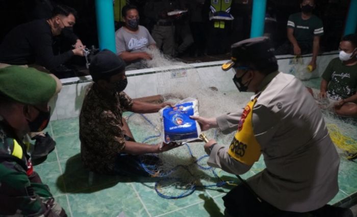 Gelar Patroli Skala Besar, Kapolres Gresik Bagikan Bansos Malam Hari pada Warga Kurang Beruntung Gelar Patroli Skala Besar, Kapolres Gresik Bagikan Bansos Malam Hari pada Warga Kurang Beruntung