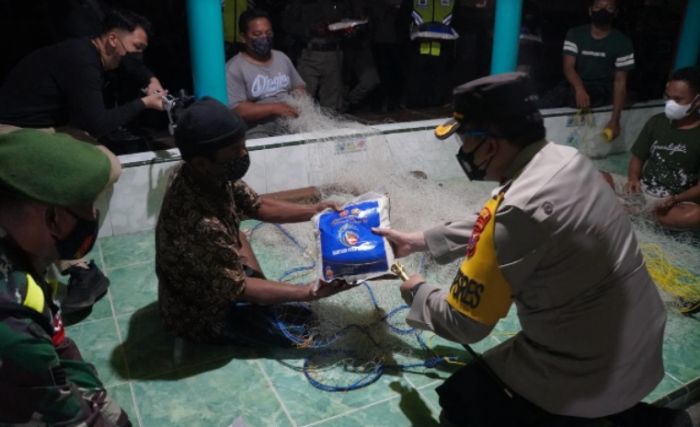 Gelar Patroli Skala Besar, Kapolres Gresik Bagikan Bansos Malam Hari pada Warga Kurang Beruntung