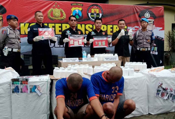 Satresnarkoba Polres Kediri Tangkap 2 Kurir Narkoba Satresnarkoba Polres Kediri Tangkap 2 Kurir Narkoba