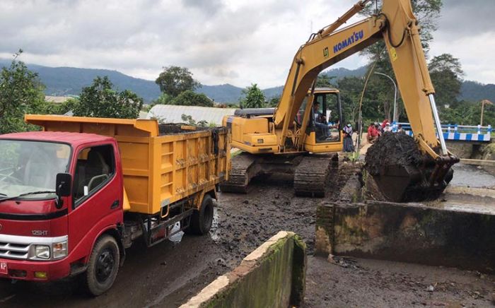 Cegah Banjir di Dusun Beru, DPUPR Batu Lakukan Pengerukan Sungai Cegah Banjir di Dusun Beru, DPUPR Batu Lakukan Pengerukan Sungai
