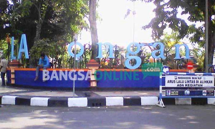 Huruf M Hilang, Tulisan LAmongan di Alun-alun Tak Lengkap Huruf M Hilang, Tulisan LAmongan di Alun-alun Tak Lengkap