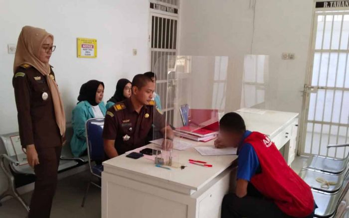 Kejari Nganjuk Terima Pelimpahan Tersangka dan Barang Bukti Perkara Pembunuhan di Desa Teken Kejari Nganjuk Terima Pelimpahan Tersangka dan Barang Bukti Perkara Pembunuhan di Desa Teken