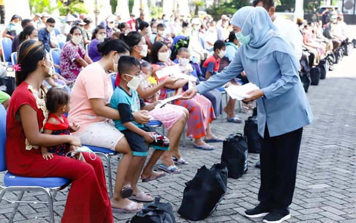 Beri Perhatian Wong Cilik, Gubernur Khofifah Berbagi 200 Paket Sembako