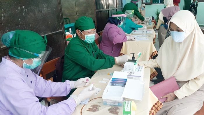 Jelang Pembelajaran Tatap Muka, Guru dan Siswa SD-SMP di Kota Madiun Jalani Rapid Test Jelang Pembelajaran Tatap Muka, Guru dan Siswa SD-SMP di Kota Madiun Jalani Rapid Test