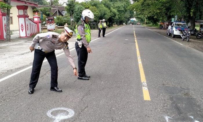 Salip Truk Trailer di Ngawi, Pemotor Asal Sragen Tewas Seketika Salip Truk Trailer di Ngawi, Pemotor Asal Sragen Tewas Seketika