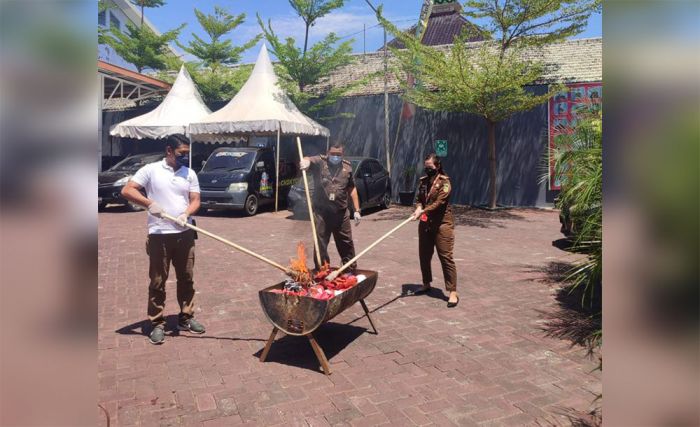 Kejari Nganjuk Musnahkan Barang Bukti dari 104 Perkara Kejari Nganjuk Musnahkan Barang Bukti dari 104 Perkara