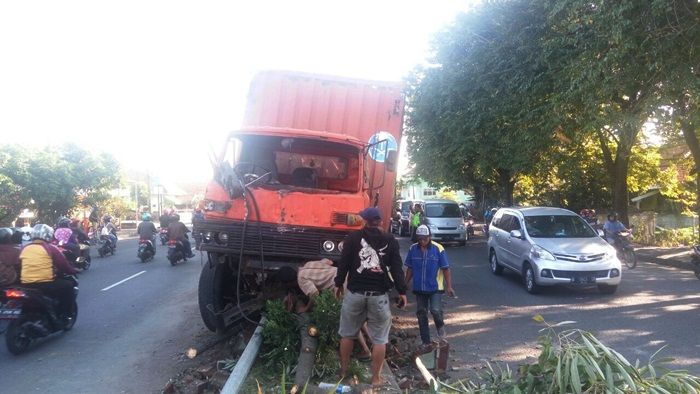 Diduga Mengantuk, ​Warga Kenjeran Surabaya Robohkan PJU di Tanggulangin Pakai Fuso 