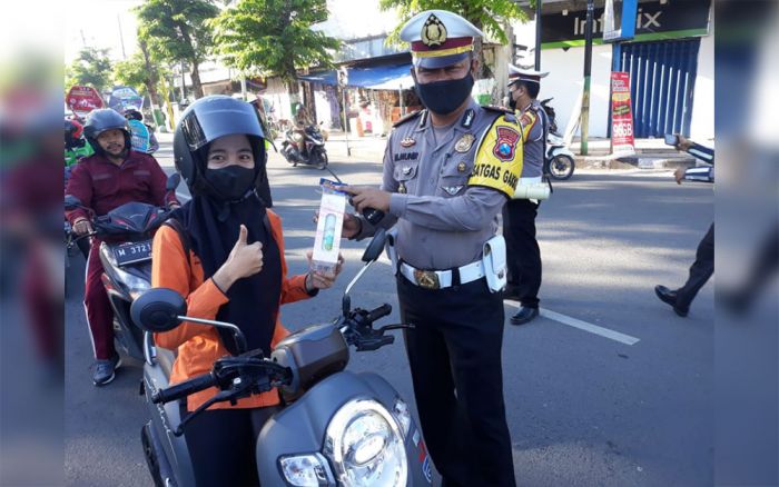 Operasi Patuh Semeru, Kapolres Pamekasan Berikan Rewards Kepada Pengendara yang Tertib Lalu Lintas Operasi Patuh Semeru, Kapolres Pamekasan Berikan Rewards Kepada Pengendara yang Tertib Lalu Lintas
