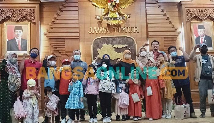 Gubernur Khofifah Berbagi Kebahagiaan Bersama Peserta Upacara HUT ke-77 RI dari Luar Grahadi Gubernur Khofifah Berbagi Kebahagiaan Bersama Peserta Upacara HUT ke-77 RI dari Luar Grahadi