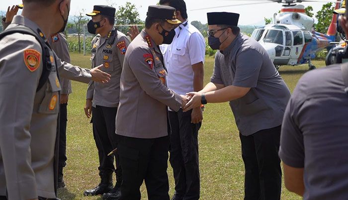 Sambut Kedatangan Kapolri di Ploso, Bupati Kediri Juga Sapa Masyarakat Sambut Kedatangan Kapolri di Ploso, Bupati Kediri Juga Sapa Masyarakat