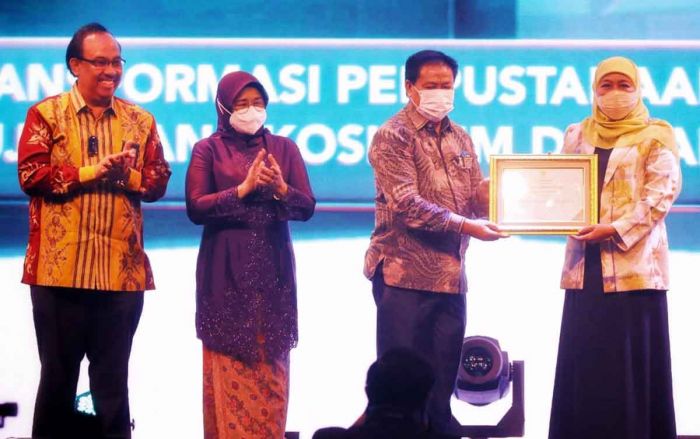 Indeks Literasi Meningkat, Gubernur Khofifah Sabet Penghargaan Nugra Jasa Dharma Pustaloka Indeks Literasi Meningkat, Gubernur Khofifah Sabet Penghargaan Nugra Jasa Dharma Pustaloka