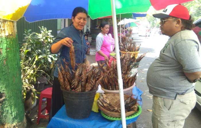 Pedagang Ikan Asap di Tuban Raup Untung Jutaan Rupiah