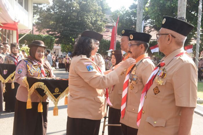 Apel Besar Hari Pramuka ke-63 di Kota Kediri, Pj Zanariah Sematkan Lencana Tanda Penghargaan Apel Besar Hari Pramuka ke-63 di Kota Kediri, Pj Zanariah Sematkan Lencana Tanda Penghargaan