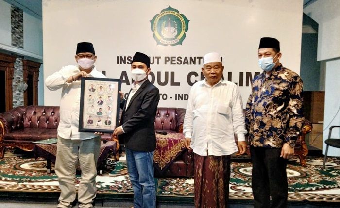 Gus Barra, Cucu Pendiri NU Terima Penghargaan dari Jurnalis Nahdliyin Gus Barra, Cucu Pendiri NU Terima Penghargaan dari Jurnalis Nahdliyin