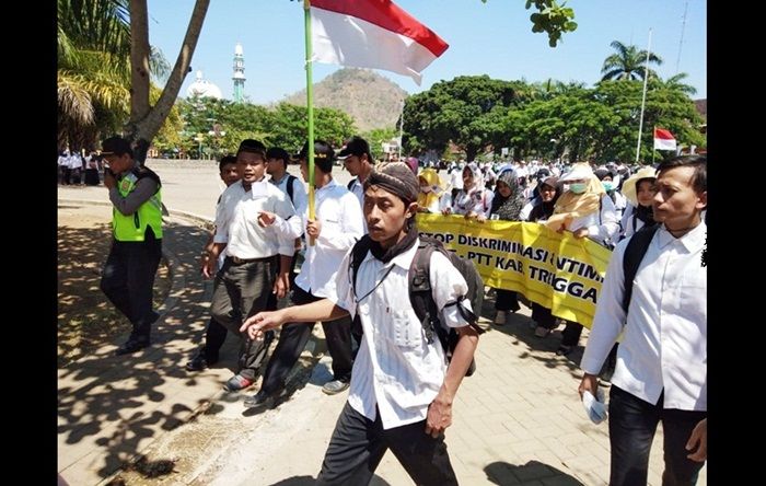 Ribuan GTT dan PTT Trenggalek Turun ke Jalan Tolak Perekrutan CPNS Ribuan GTT dan PTT Trenggalek Turun ke Jalan Tolak Perekrutan CPNS