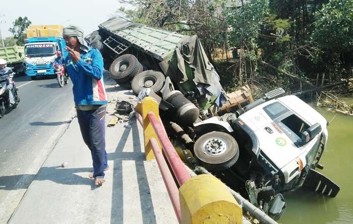 ​Stir Ngancing, Truk di Jenu Tuban Tercebur ke Sungai