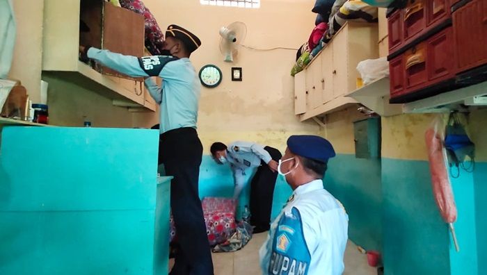 Cari Narkoba dan Hp, Lapas Ngawi Gelar Razia Dadakan di Kamar Hunian Cari Narkoba dan Hp, Lapas Ngawi Gelar Razia Dadakan di Kamar Hunian