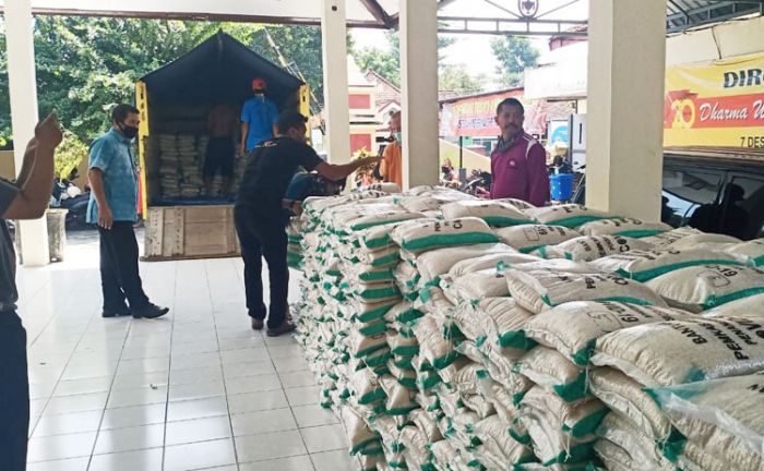 Pemkab Kediri Salurkan Bansos Beras untuk Masyarakat Kecamatan Mojo Pemkab Kediri Salurkan Bansos Beras untuk Masyarakat Kecamatan Mojo