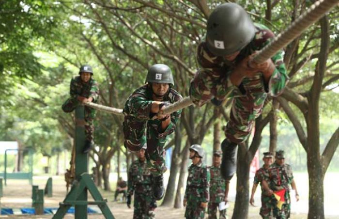 Lomba Halang Rintang untuk Tingkatkan Kekompakan Prajurit Koarmatim Lomba Halang Rintang untuk Tingkatkan Kekompakan Prajurit Koarmatim