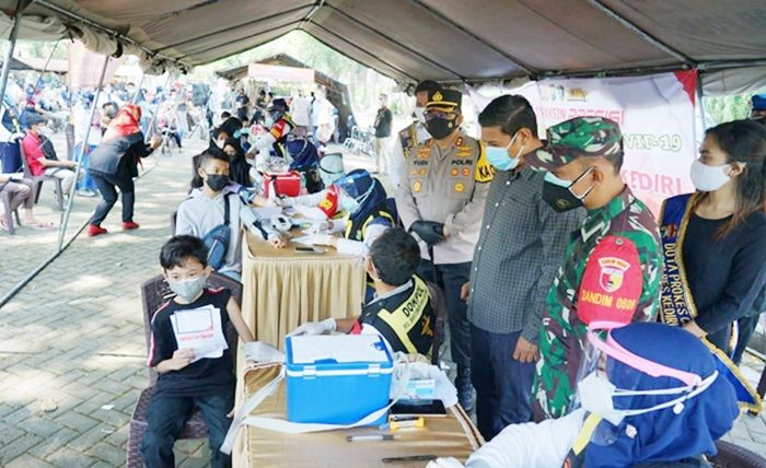Kunjungi Vaksinasi Anak Usia 12 Tahun, Wali Kota Kediri: Edukasi Pemkot Kediri Berjalan dengan Baik Kunjungi Vaksinasi Anak Usia 12 Tahun, Wali Kota Kediri: Edukasi Pemkot Kediri Berjalan dengan Baik
