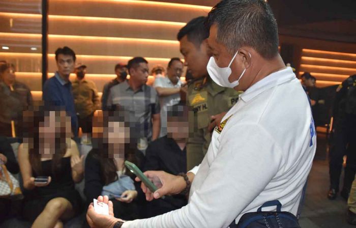 Razia Tempat Hiburan Malam di Surabaya, Petugas Gabungan Temukan Anak di Bawah Umur Razia Tempat Hiburan Malam di Surabaya, Petugas Gabungan Temukan Anak di Bawah Umur