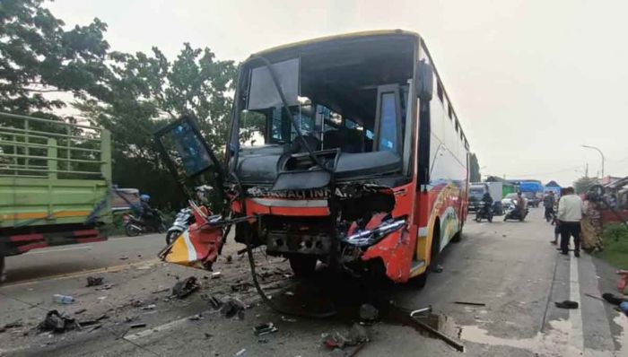 Mobil Tabrak Bus di Duduksampeyan Gresik: 7 Rombongan Umroh dari Tuban Tewas