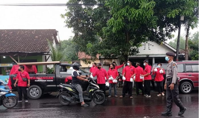 100 Paket Takjil Dibagikan PAC PDI Perjuangan Pagu