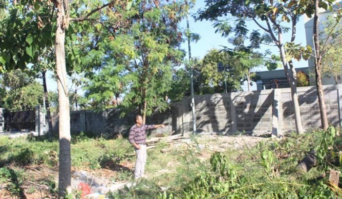 Rawan Jadi Sarang Ular, SIsi Selatan Kantor DPRD Pasuruan Dibersihkan