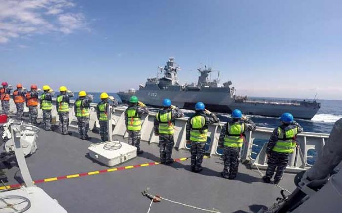 Aksi KRI Bung Tomo-357 dalam Latihan Bersama dengan Kapal Perang Jerman Aksi KRI Bung Tomo-357 dalam Latihan Bersama dengan Kapal Perang Jerman