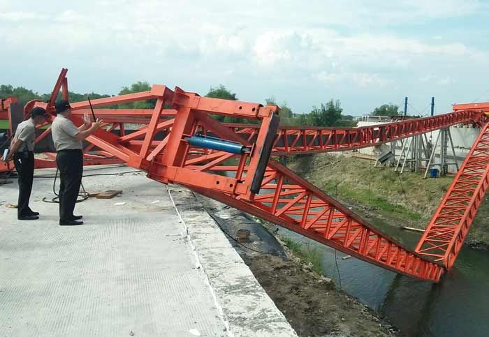 Launcher Girder Ambruk Ganggu Proyek Tol Solo-Kertosono