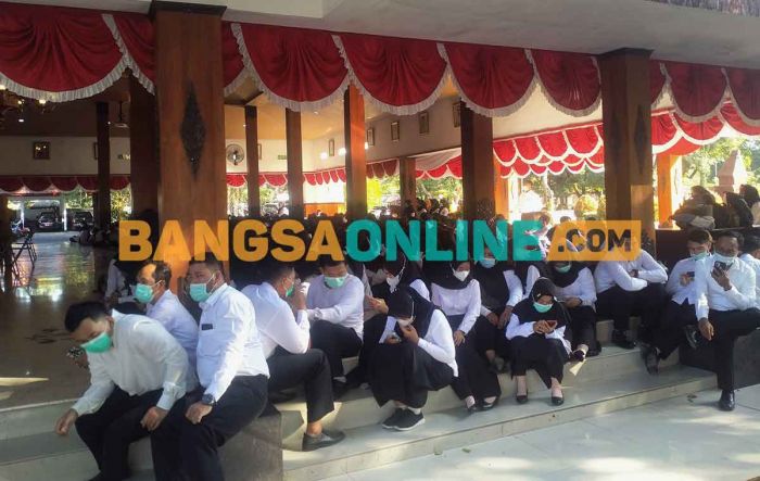 Bupati Trenggalek Serahkan SK untuk 390 PPPK Bupati Trenggalek Serahkan SK untuk 390 PPPK