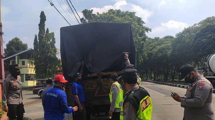 Antisipasi Penyebaran PMK, Polsek Peterongan Jombang Gelar Penyekatan Lalu Lintas Ternak Antisipasi Penyebaran PMK, Polsek Peterongan Jombang Gelar Penyekatan Lalu Lintas Ternak