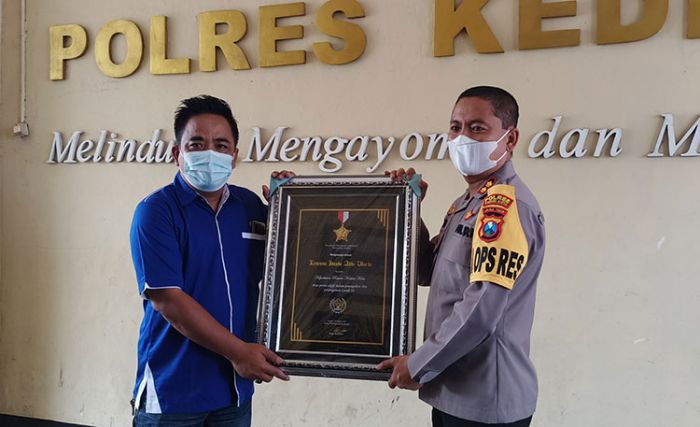 Kapolres Kediri dan Kapolres Kediri Kota Terima Lencana Hasta Adhi Warta dari PWI Kediri