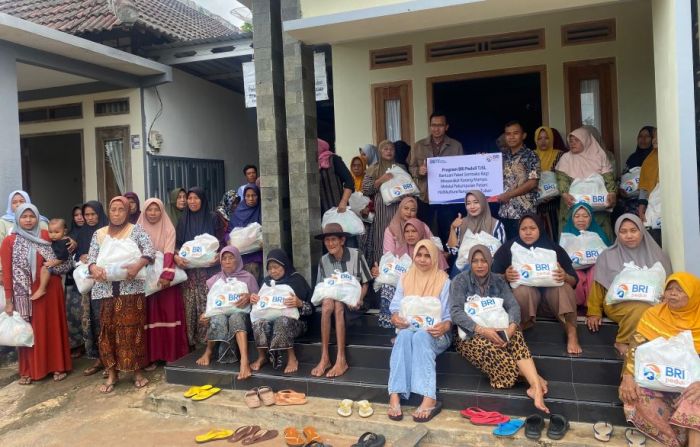 BRI Tuban Serahkan 1.000 Paket Sembako Program TJSL untuk Petani Hortikultura di Kecamatan Kerek BRI Tuban Serahkan 1.000 Paket Sembako Program TJSL untuk Petani Hortikultura di Kecamatan Kerek
