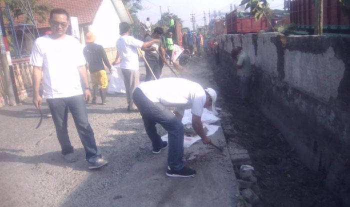 Antisipasi Banjir, Warga Bringinbendo dan Karyawan PT Santos Jaya Abadi Bersih-bersih Saluran Air