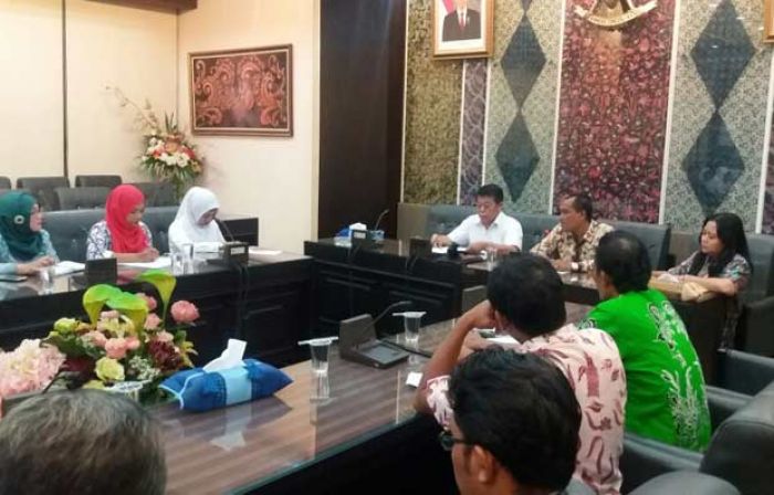 Nasib Tak Jelas, Tenaga Honorer Wadul DPRD Jatim Nasib Tak Jelas, Tenaga Honorer Wadul DPRD Jatim