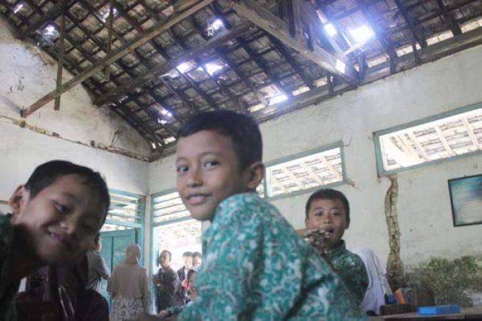 Diapit Dua Perusahaan Semen, Madrasah di Tuban Ini Kondisinya Memprihatinkan Diapit Dua Perusahaan Semen, Madrasah di Tuban Ini Kondisinya Memprihatinkan
