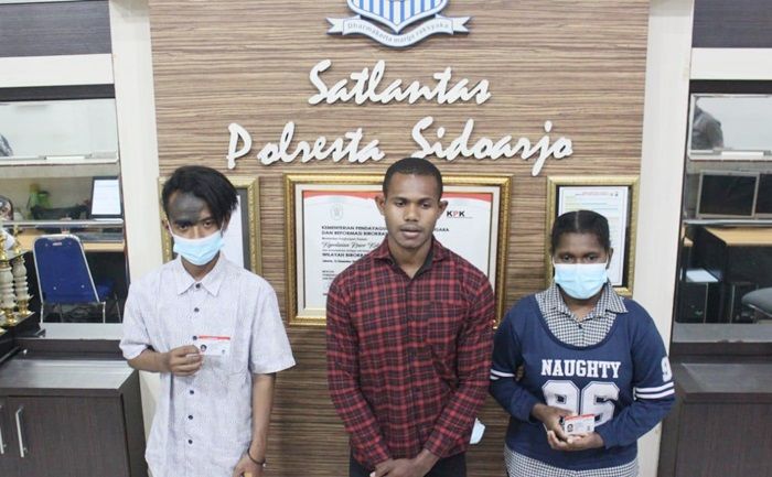 Lolos Ujian Praktik, Tiga Pelajar Papua di Sidoarjo Terima SIM Baru Lolos Ujian Praktik, Tiga Pelajar Papua di Sidoarjo Terima SIM Baru