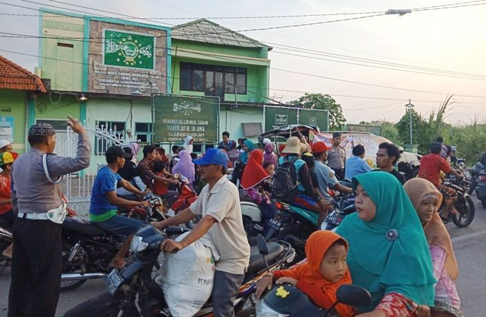 Bagikan Ratusan Takjil, BMI PDIP Gresik Terjun Hingga ke Pelosok Desa