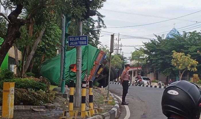 Truk Terguling di Depan MAG saat Jam Larangan Masuk Kota Jadi Sorotan Truk Terguling di Depan MAG saat Jam Larangan Masuk Kota Jadi Sorotan
